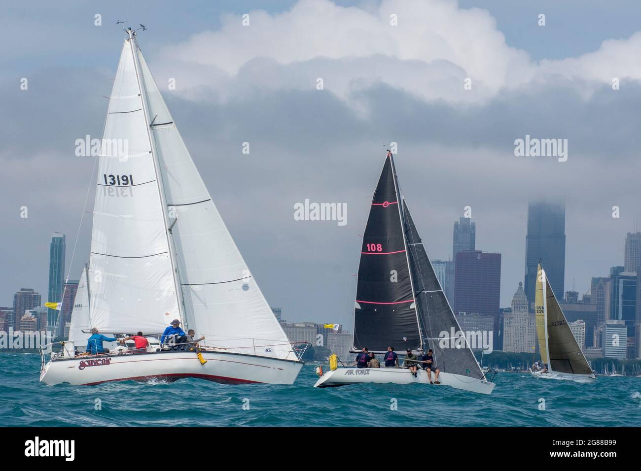 17. Juli 2021: Segler starteten ihre Reise von Chicago nach Mackinac Island, Michigan am 16. Und 17. Juli. Die Segelboote verließen in zahlreichen Flotten. Die langsameren Kreuzungen verließen am Freitagnachmittag, während die meisten der 240 Boote am Samstag das Rennen starteten. Der Wind am Samstag kam aus dem Nordosten, was bedeutete, dass die Rennfahrer direkt in die Brise steuerten. Abbildung: Start von Abschnitt 9 (Bildquelle: © Karen I. Hirsch/ZUMA Press Wire) Stockfoto