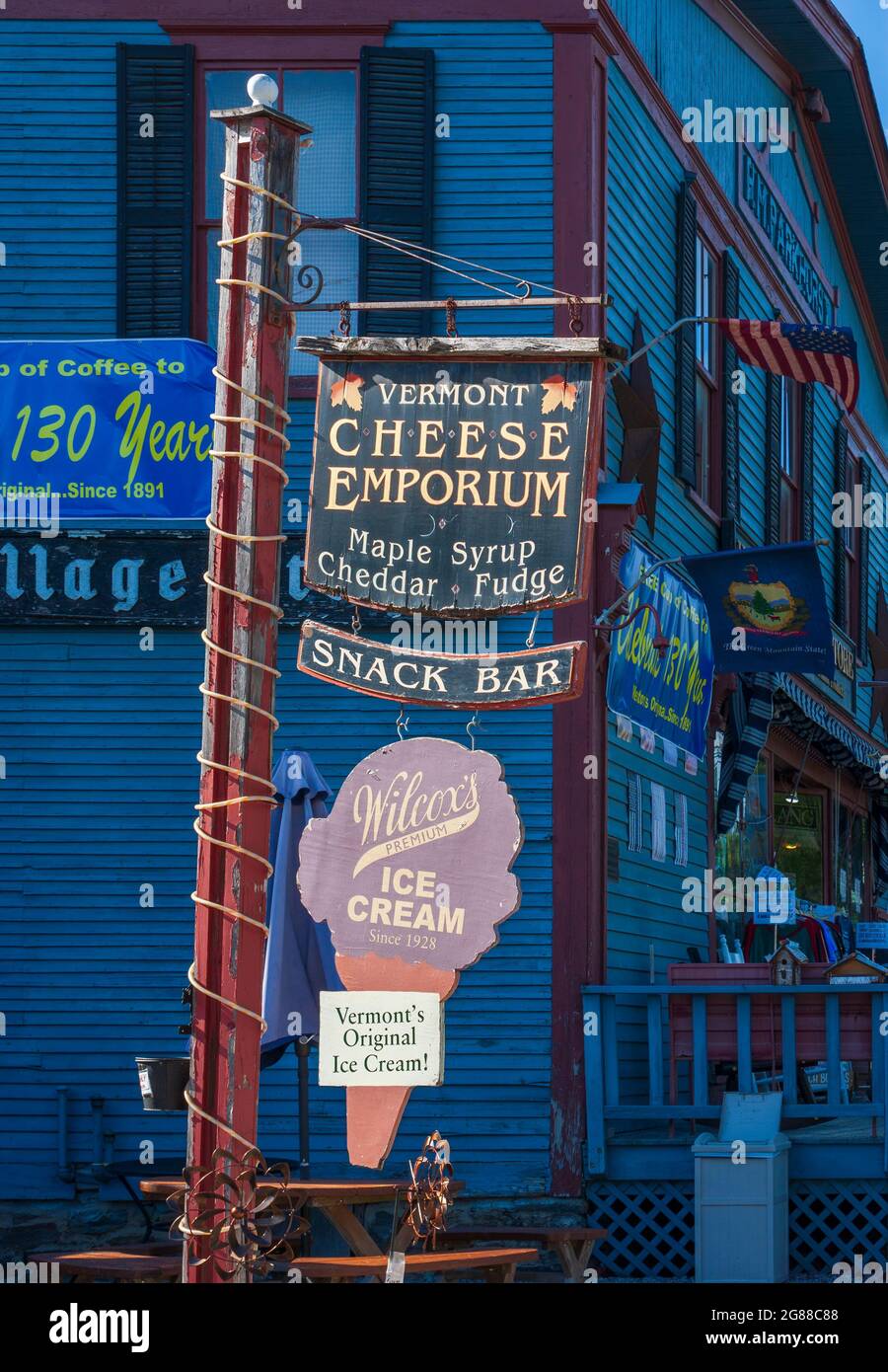 Post mit Schildern im Vintage-Country-Laden: Vermont Cheese Emporium und Wilcox's Premium Ice Cream. Weston Village Store, Weston, Vermont, USA. Stockfoto