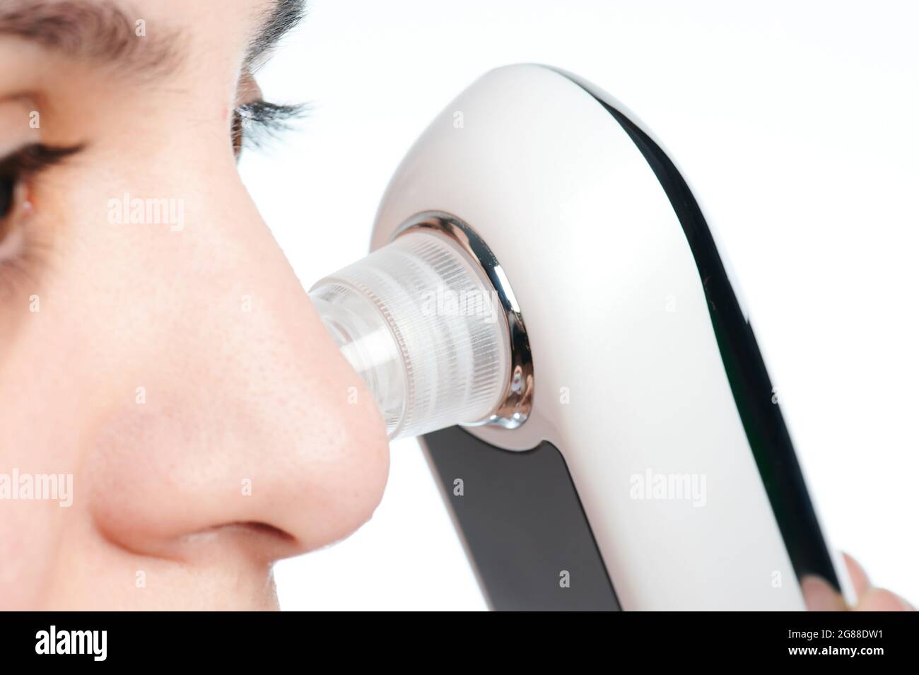 Thema Gesichtsreinigung. Frau entfernen Mitesser von den Hautporen Makro-Nahaufnahme Stockfoto