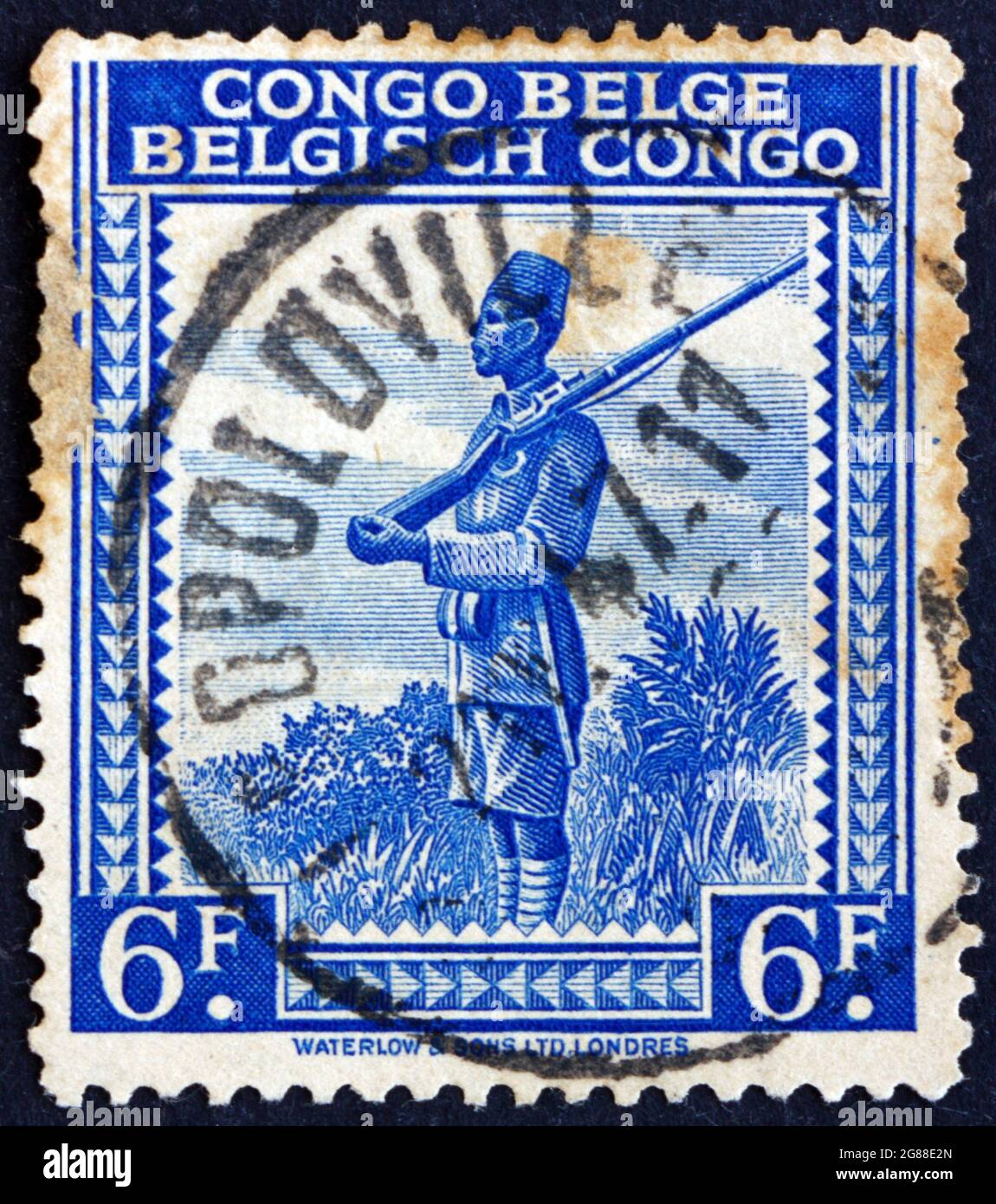 BELGISCHER KONGO - UM 1942: Eine im belgischen Kongo gedruckte Marke zeigt Askari, einen lokalen Soldaten, der in der Armee der europäischen Kolonialmacht in Afrika dient, Stockfoto