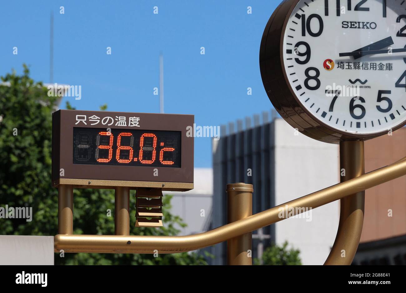 Kumagaya, Japan. Juli 2021. Ein Thermometer zeigt am Sonntag, den 18. Juli 2021, in Kumagaya, einem Vorort von Tokio, eine Temperatur von 36.0 Grad Celsius an. Die Temperaturen im Großraum Tokio stiegen nach Abschluss der Regenzeit in die Höhe. Quelle: Yoshio Tsunoda/AFLO/Alamy Live News Stockfoto