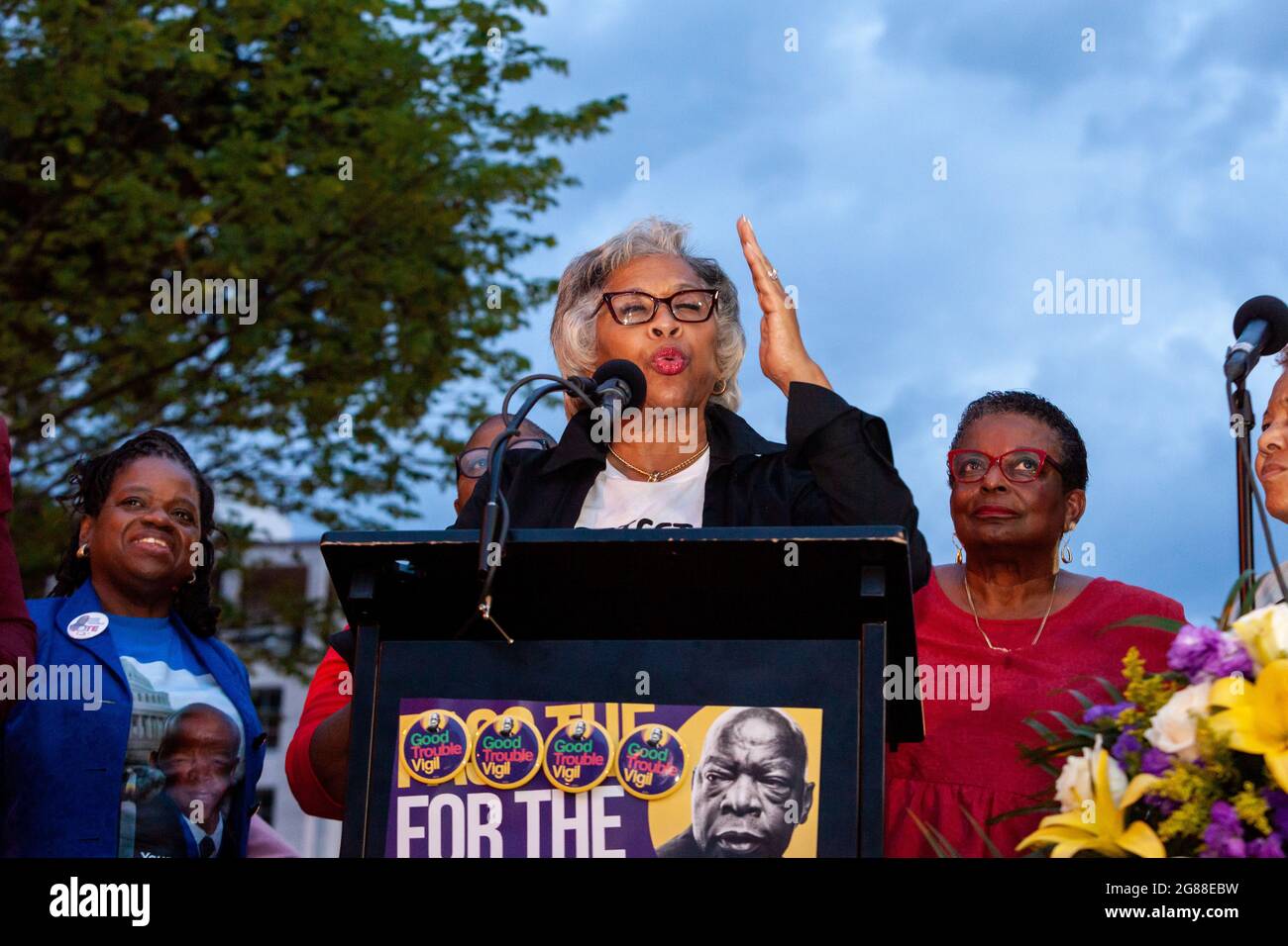 Washington, DC, USA, 17. Juli 2021. Im Bild: Die Kongressabgeordnete Joyce Beatty (D) aus Ohio spricht bei der DC Good Trouble Vigil for Democracy am ersten Jahrestag des Todes des Stimm- und Bürgerrechtsikons John Lewis. DC Vote, Common Cause und 9 andere Organisationen unterstützten die Mahnwache, um Lewis zu ehren und den Kongress zu drängen, das Stimmrechtsgesetz zu verabschieden, das seinen Namen trägt. Kredit: Allison Bailey / Alamy Live Nachrichten. Stockfoto