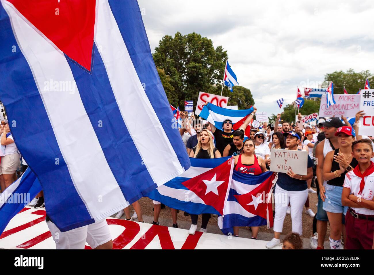 Washington, DC, USA, 17. Juli 2021. Im Bild: Tausende versammeln sich vor dem Weißen Haus in Solidarität mit dem kubanischen Volk. Die Demonstranten forderten eine Intervention der USA zur Befreiung Kubas. Kredit: Allison Bailey / Alamy Live Nachrichten Stockfoto