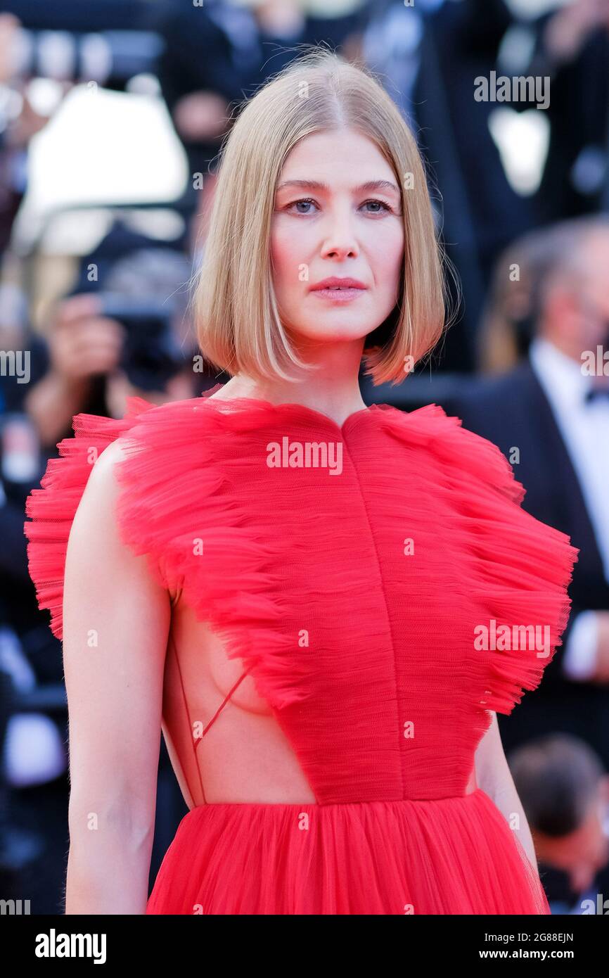 Palais des Festivals, Cannes, Frankreich. Juli 2021. Rosamund Pike nimmt an der Abschlussfeier des Roten Teppichs Teil. Bild nach Kredit: Julie Edwards/Alamy Live News Stockfoto