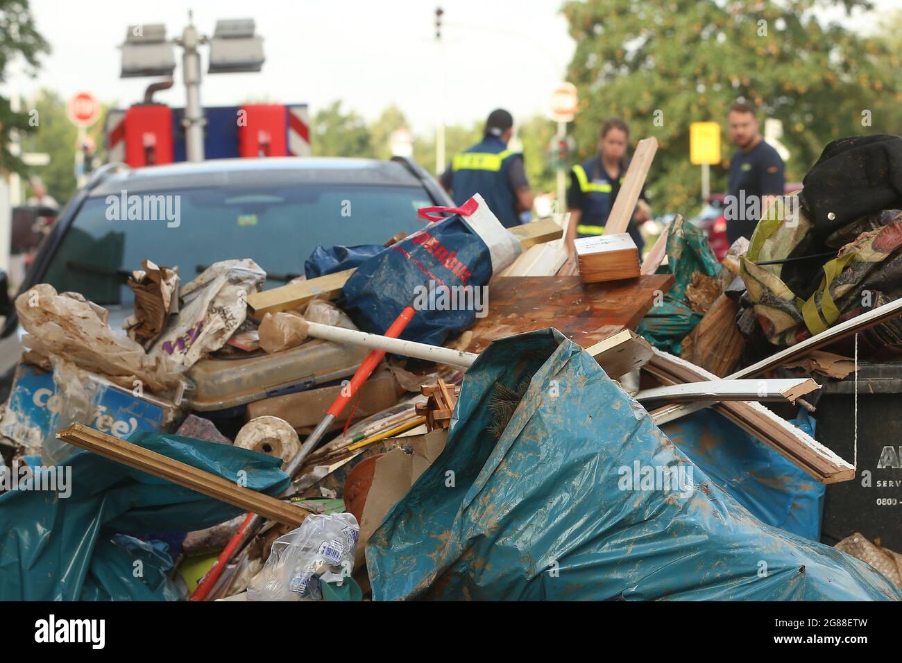 Erftstadt, Deutschland. Juli 2021. Reinigungsarbeiten in der Erftstadt Liblar. THW-Mitarbeiter stehen hinter einem Haufen entsorgter Dinge. Kredit: David Young/dpa/Alamy Live Nachrichten Stockfoto