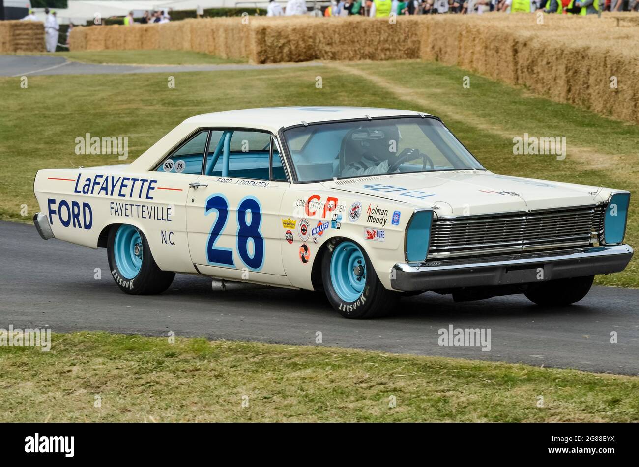 1965 Ford Galaxie 427 beim Goodwood Festival of Speed 2013. Ex-Fred Lorenzen NASCar-Rennwagen auf der Hill Climb Track Stockfoto