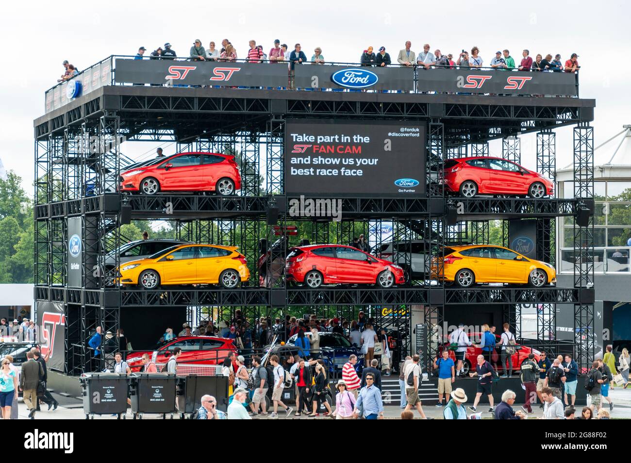 Ford ST auf dem Goodwood Festival of Speed 2013. Temporäre Struktur für Fahrzeuge der Marke Ford ST. Die Etagen des Ausstellungsraums sind offen Stockfoto