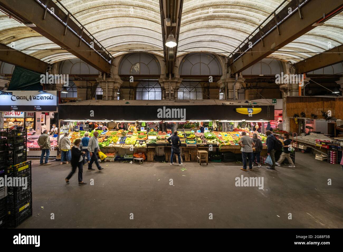 Genua, Italien, historisches Zentrum; Obststand Markthalle Mercato Orientale; eröffnet 1899 und an der zentralen Via XX Settembre gelegen Stockfoto