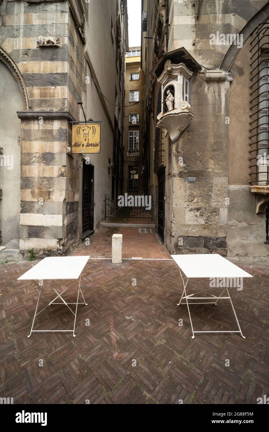Genua, Italien, historisches Zentrum; zwei Tische im Freien eines lokalen Restaurants auf der Piazza San Matteo Stockfoto