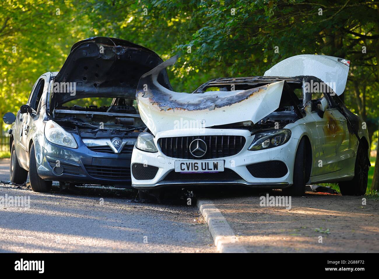 Diebe stahlen einen Vauxhall Corsa und stürzten auf einen geparkten Mercedes C220, bevor sie beide anzündeten und den Tatort in Temple Newsam verließen Stockfoto