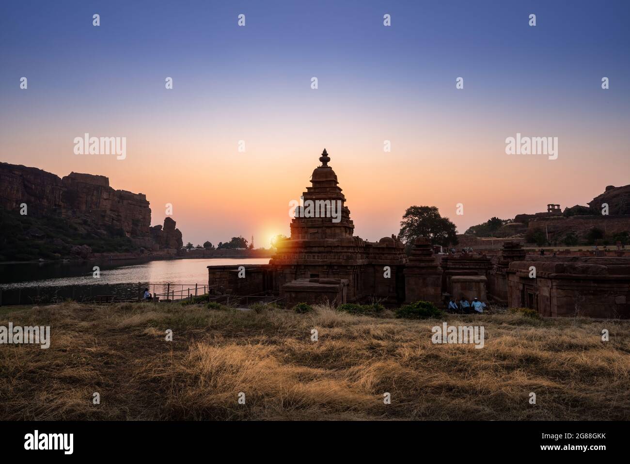 Badami, Karnataka, Indien - 10. Januar 2020 : EINE Gruppe von Bhuthanatha-Tempeln am östlichen Ende des Agastya Tirtha-Sees bei Badami, Karnataka, Indien Stockfoto