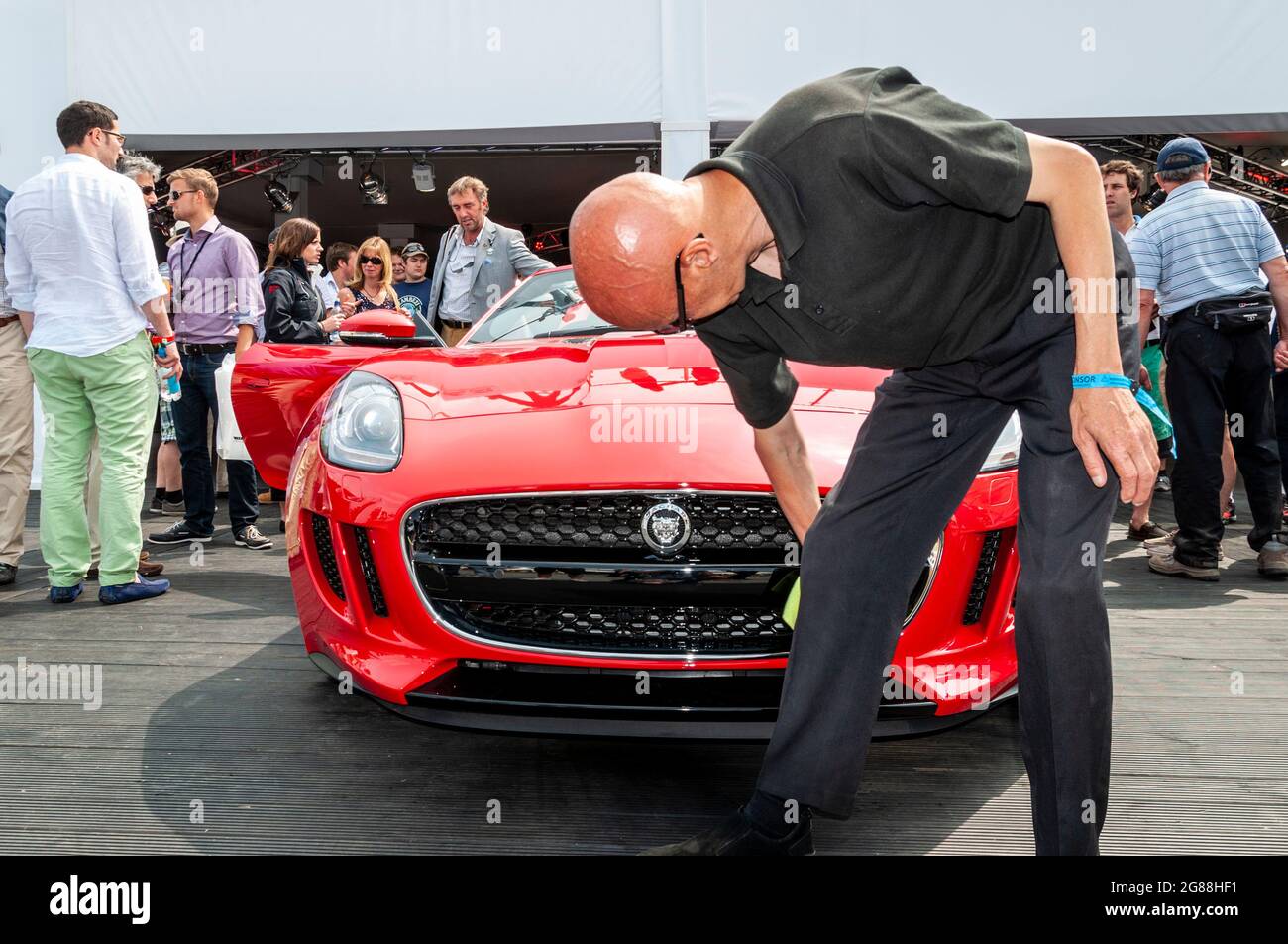 Markteinführung des Jaguar F Type S beim Goodwood Festival of Speed 2013. Die neue Grand Tourer-Version wird der Öffentlichkeit im Ausstellungsraum gezeigt. Person, die poliert Stockfoto
