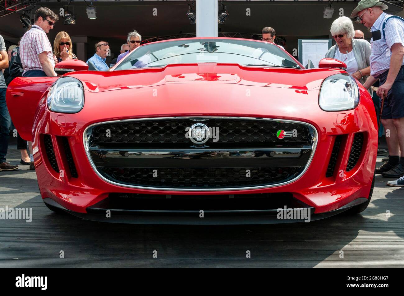 Markteinführung des Jaguar F Type S beim Goodwood Festival of Speed 2013. Die neue Grand Tourer-Version wird der Öffentlichkeit auf dem Ausstellungsstand präsentiert Stockfoto