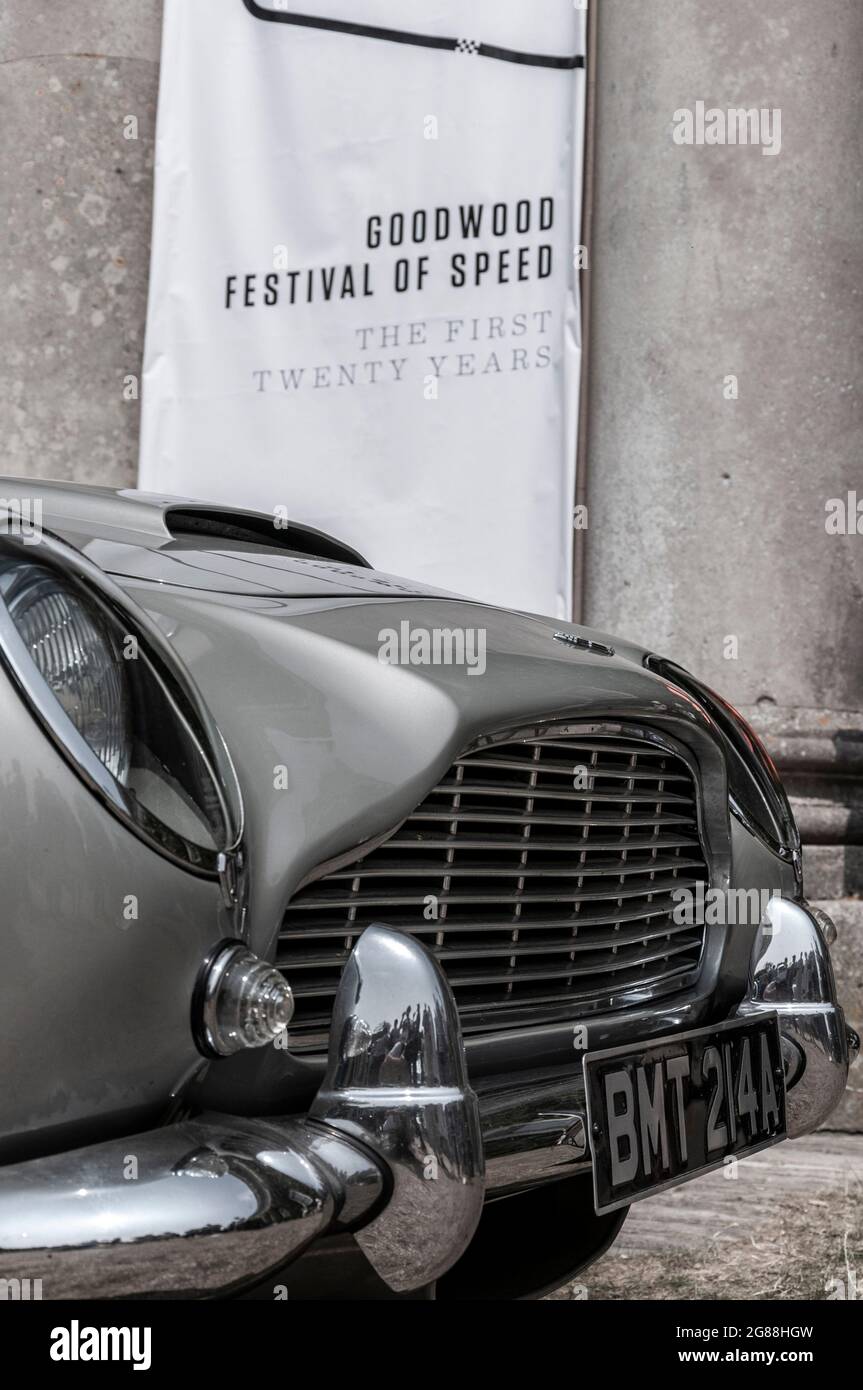 Die ersten zwanzig Jahre Feier beim Goodwood Festival of Speed 2013. Aston Martin DB5 Registrierung BMT 214A wie in James Bond Film Goldeneye getragen Stockfoto