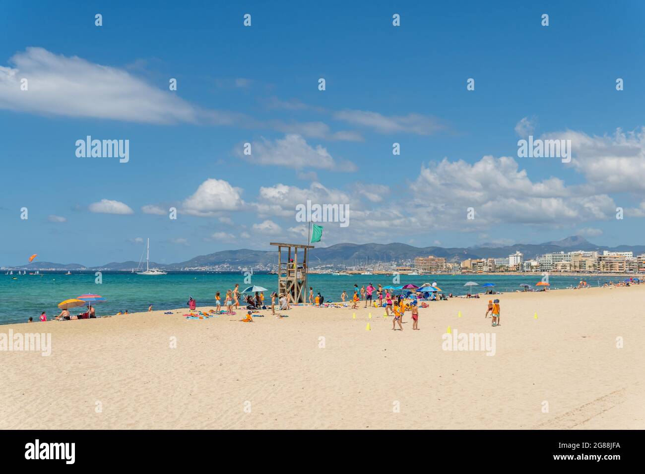 Platja de Palma, Spanien; 16 2021. juli: Allgemeine Ansicht des Strandes von Palma de Mallorca an einem sonnigen Sommertag, mit Touristen an seinen Stränden nach dem Cov Stockfoto