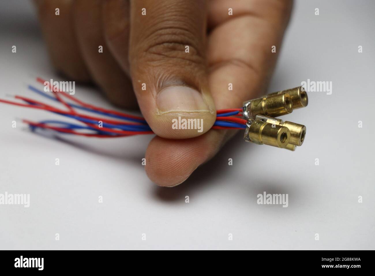 Satz von Laserdiodenmodulen mit rotem Punkt und Kupfergehäuse für kreative elektronische Projekte Stockfoto