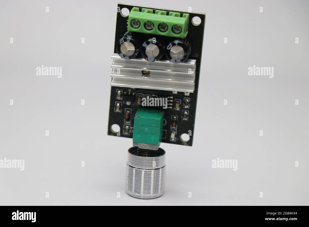 Drehzahlregler für dc-Motor mit pwm isoliert auf weißem Hintergrund Stockfoto
