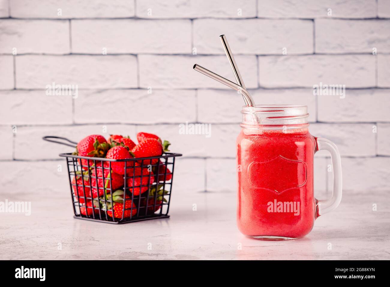 Erdbeer-Smoothie oder -Cocktail im Glasglas Stockfoto