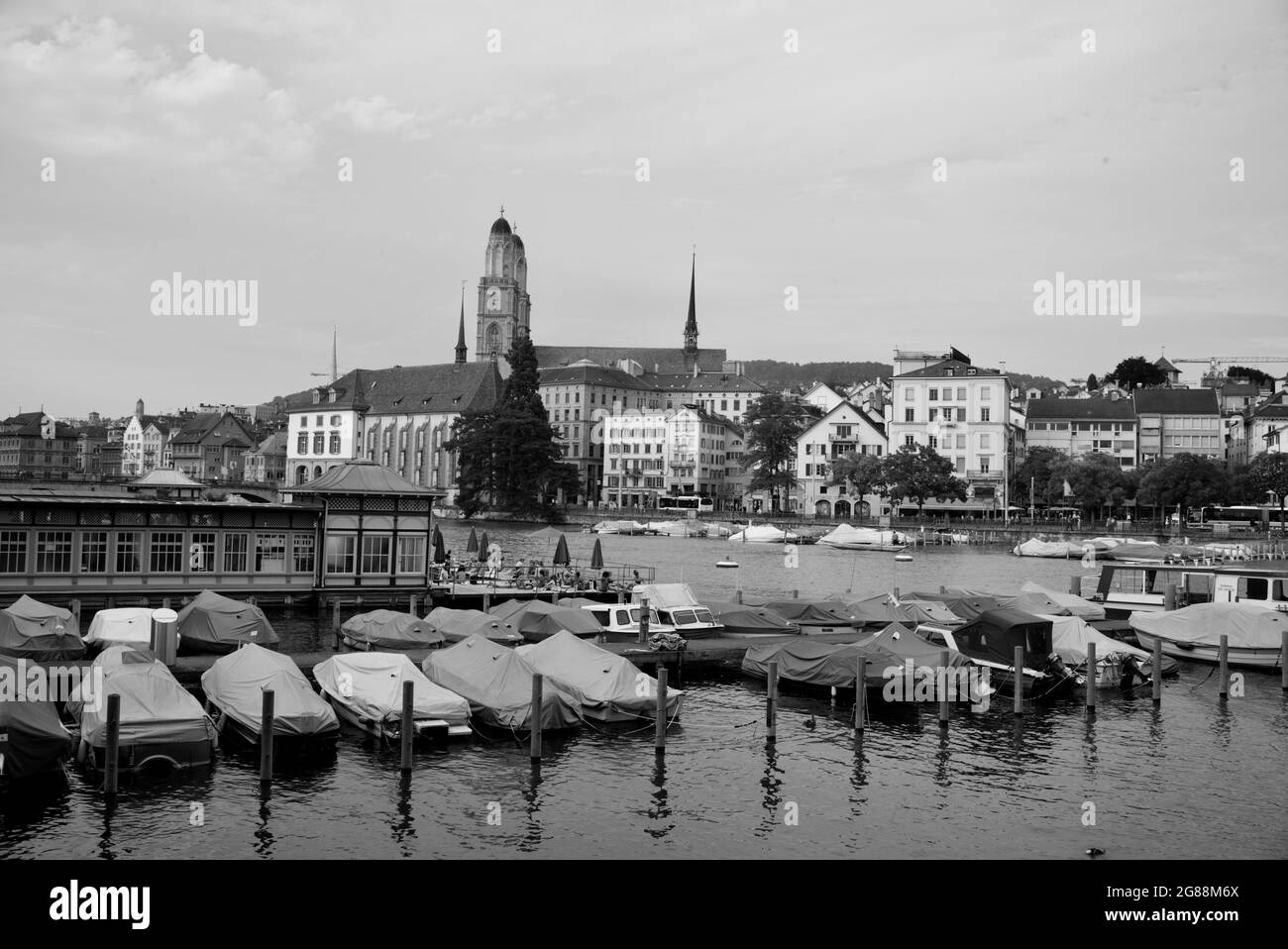 Ikonisches Stadtbild von Zürich, Grossmünster im Hintergrund, Schweiz Stockfoto