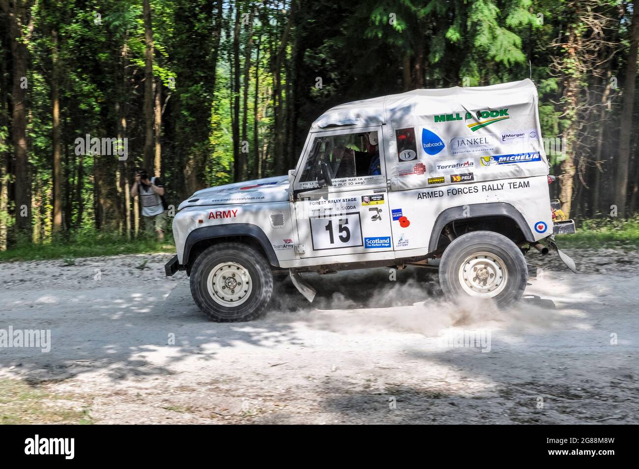 Das Team Land Rover der Streitkräfte fährt auf der Rallye-Bühne beim Goodwood Festival of Speed 2013. Militärangehörige, die im Gelände unterwegs sind Stockfoto