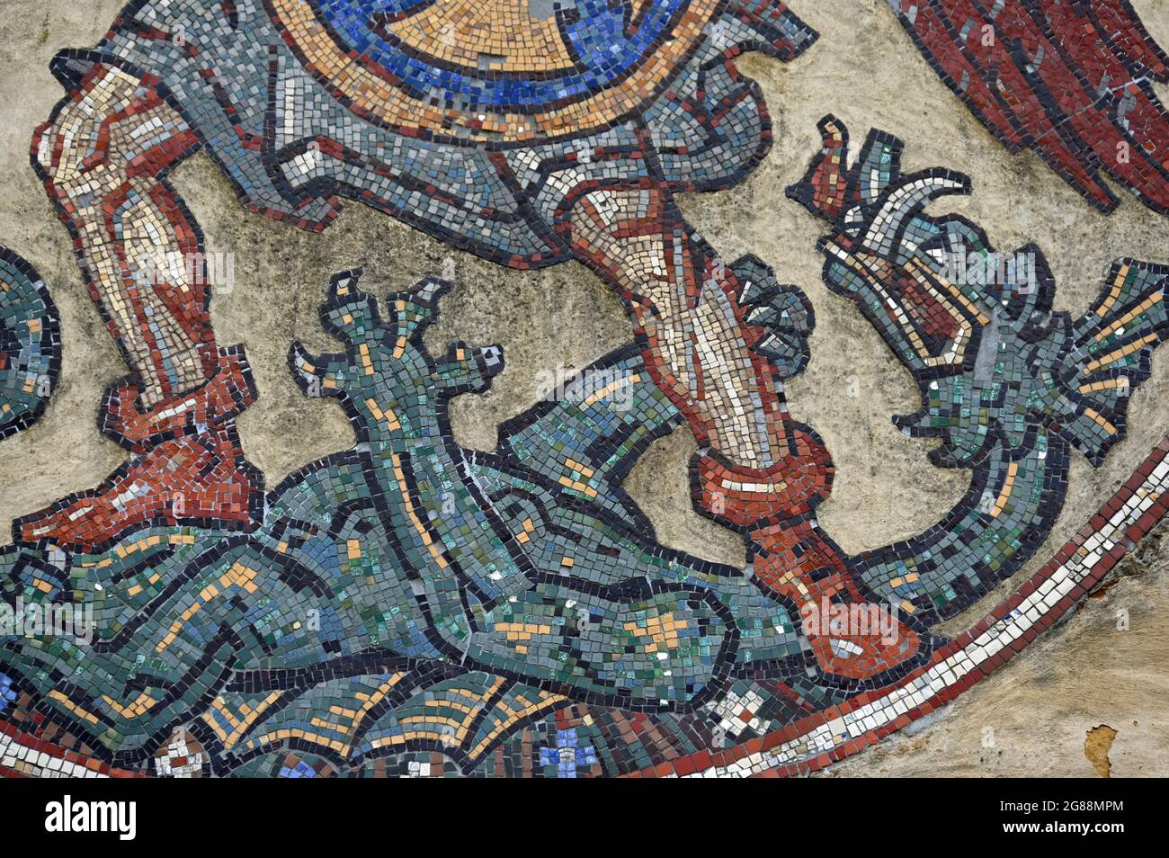 Mosaik an der Kirchenfassade in Steinhagen: St. Georg kämpft gegen den Drachen Stockfoto