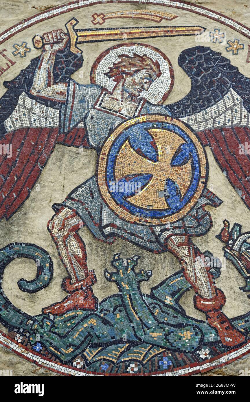 Mosaik an der Kirchenfassade in Steinhagen: St. Georg kämpft gegen den Drachen Stockfoto