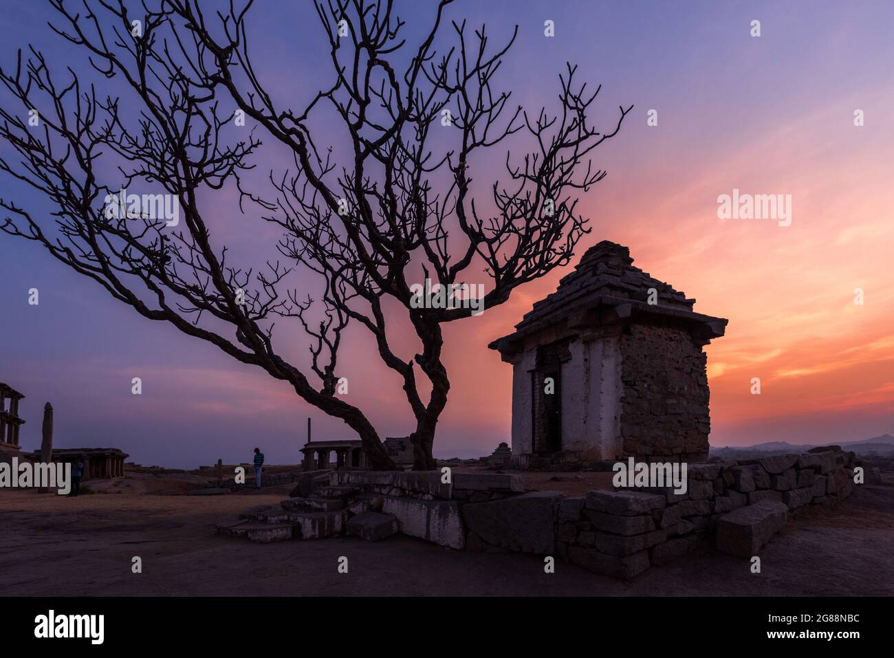 Hampi, Karnataka, Indien - 14. Januar 2020 : wunderschöne antike Tempelarchitektur auf dem Hemakuta Hügel in Hampi aus dem 14. Jahrhundert Vijayanagara Kingdo Stockfoto