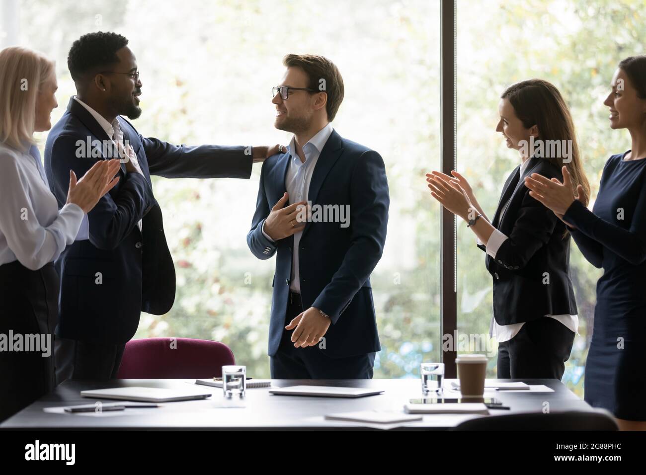 Dankbares, vielfältiges Team, das der Führungskraft Anerkennung, Wertschätzung und Anerkennung zum Ausdruck bringt Stockfoto
