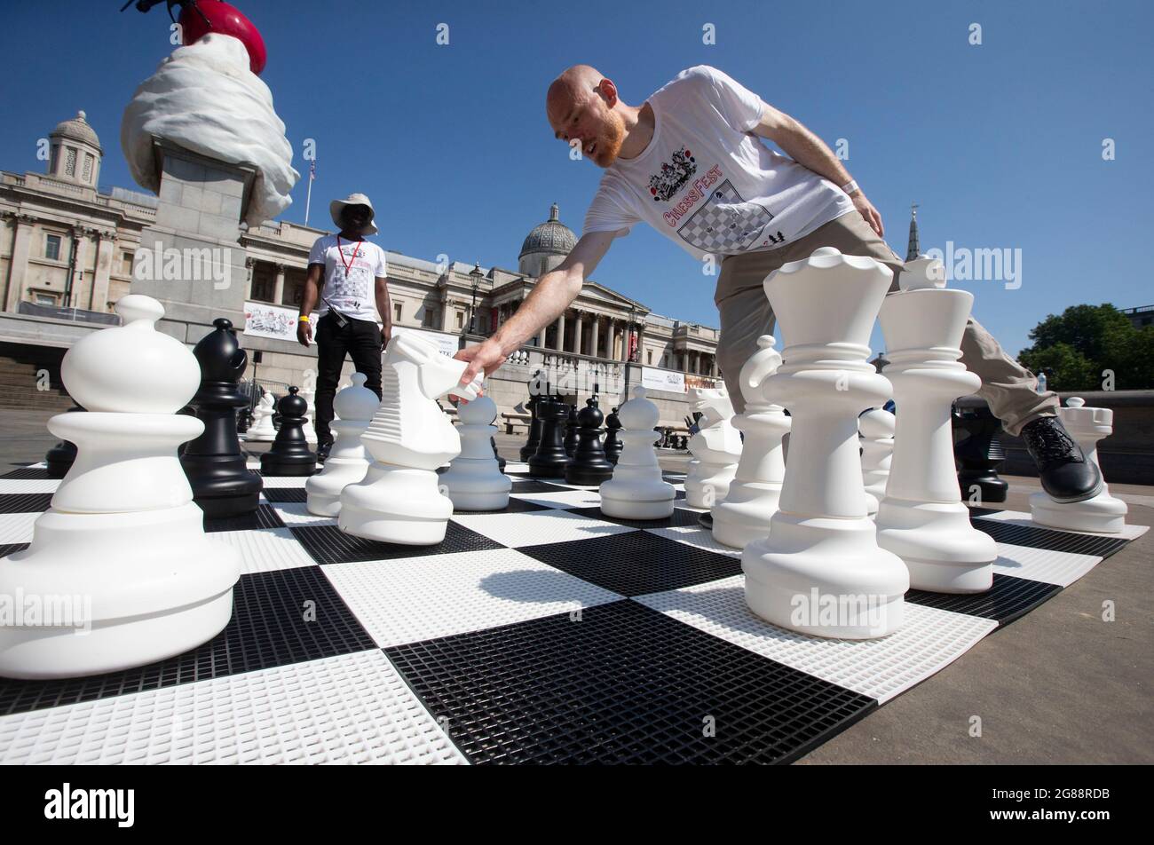 London, Großbritannien. Juli 2021. Schachspielende Menschen beim ChessFest, einer kostenlosen Veranstaltung, die vom Bürgermeister von London organisiert wird und mit Schulen und Gemeinschaften zusammenarbeitet, um Stimulation und Lernen zu fördern. Kredit: Mark Thomas/Alamy Live Nachrichten Stockfoto