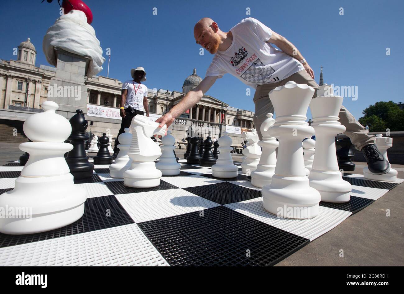 London, Großbritannien. Juli 2021. Schachspielende Menschen beim ChessFest, einer kostenlosen Veranstaltung, die vom Bürgermeister von London organisiert wird und mit Schulen und Gemeinschaften zusammenarbeitet, um Stimulation und Lernen zu fördern. Kredit: Mark Thomas/Alamy Live Nachrichten Stockfoto