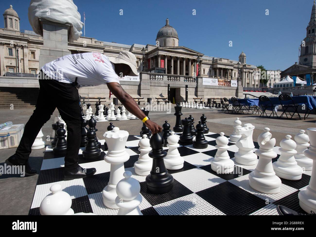 London, Großbritannien. Juli 2021. Schachspielende Menschen beim ChessFest, einer kostenlosen Veranstaltung, die vom Bürgermeister von London organisiert wird und mit Schulen und Gemeinschaften zusammenarbeitet, um Stimulation und Lernen zu fördern. Kredit: Mark Thomas/Alamy Live Nachrichten Stockfoto
