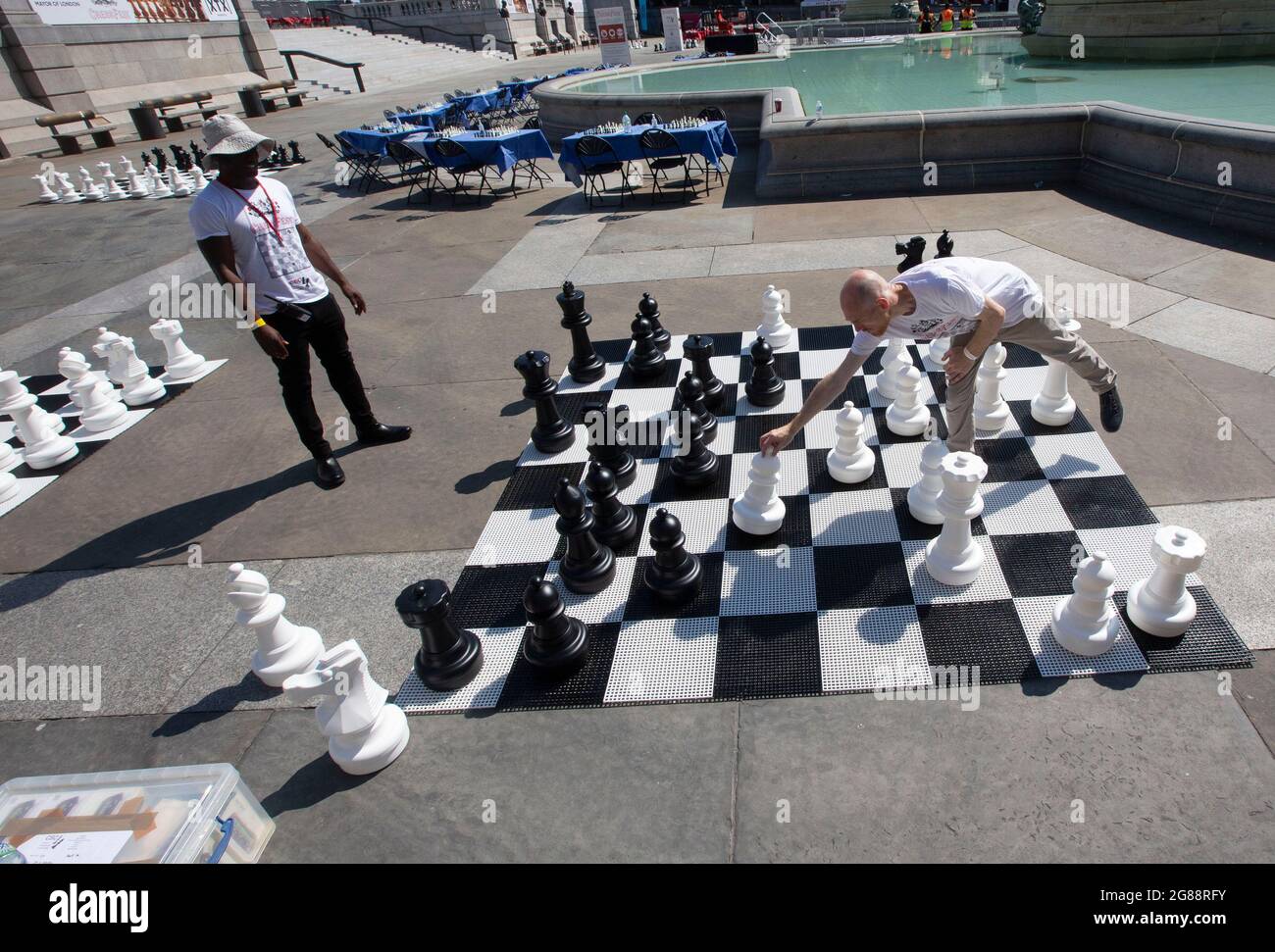 London, Großbritannien. Juli 2021. Schachspielende Menschen beim ChessFest, einer kostenlosen Veranstaltung, die vom Bürgermeister von London organisiert wird und mit Schulen und Gemeinschaften zusammenarbeitet, um Stimulation und Lernen zu fördern. Kredit: Mark Thomas/Alamy Live Nachrichten Stockfoto
