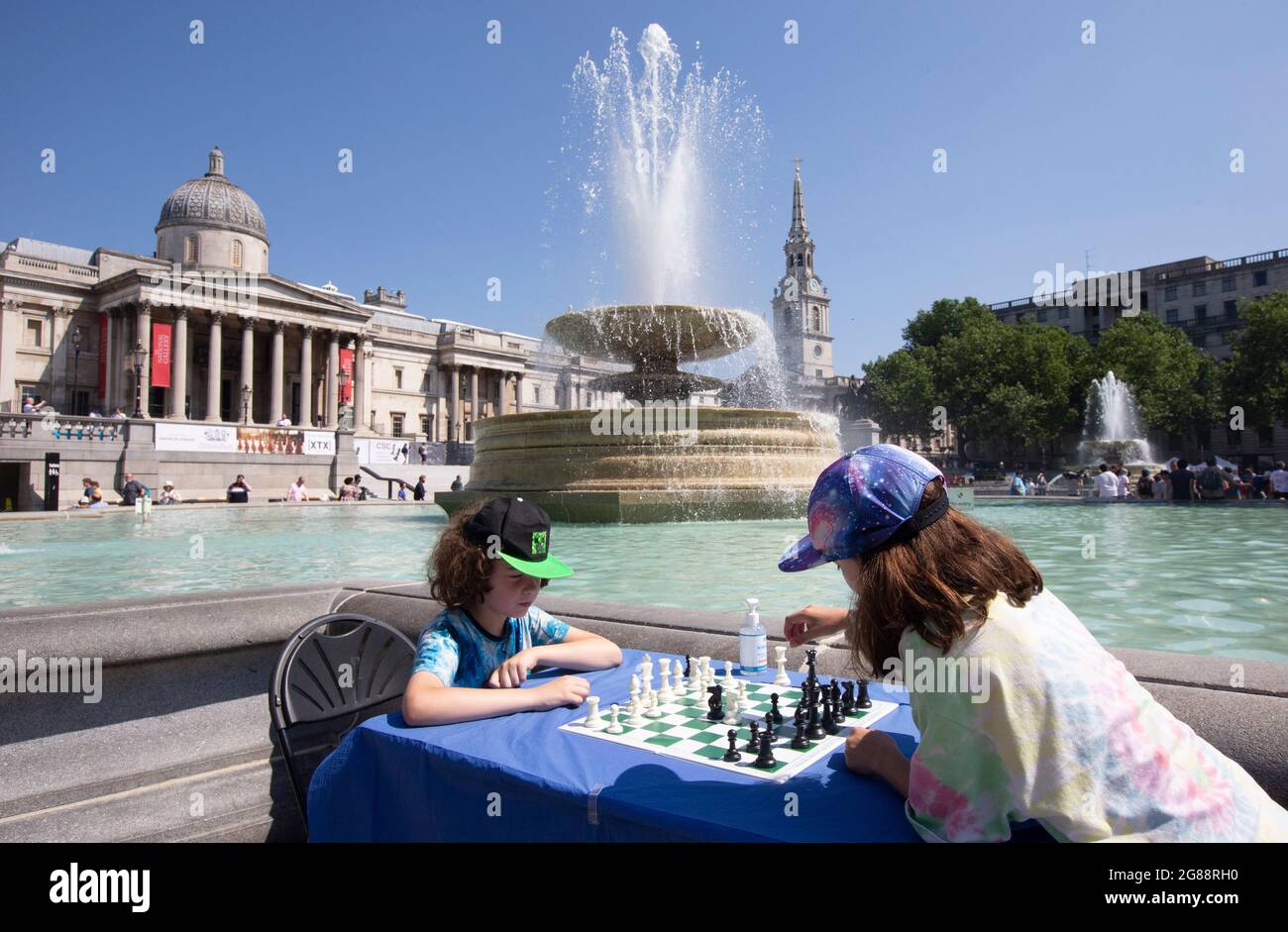 London, Großbritannien. Juli 2021. Schachspielende Menschen beim ChessFest, einer kostenlosen Veranstaltung, die vom Bürgermeister von London organisiert wird und mit Schulen und Gemeinschaften zusammenarbeitet, um Stimulation und Lernen zu fördern. Kredit: Mark Thomas/Alamy Live Nachrichten Stockfoto