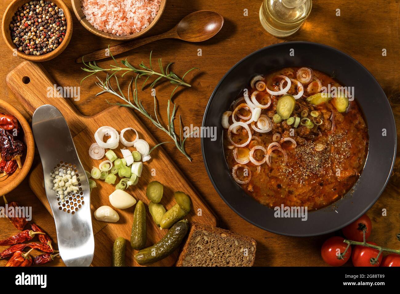 Traditioneller Eintopf aus ungarischem Rindfleisch. Gulasch mit Zwiebeln und Knoblauch. Würziges Essen. Stockfoto