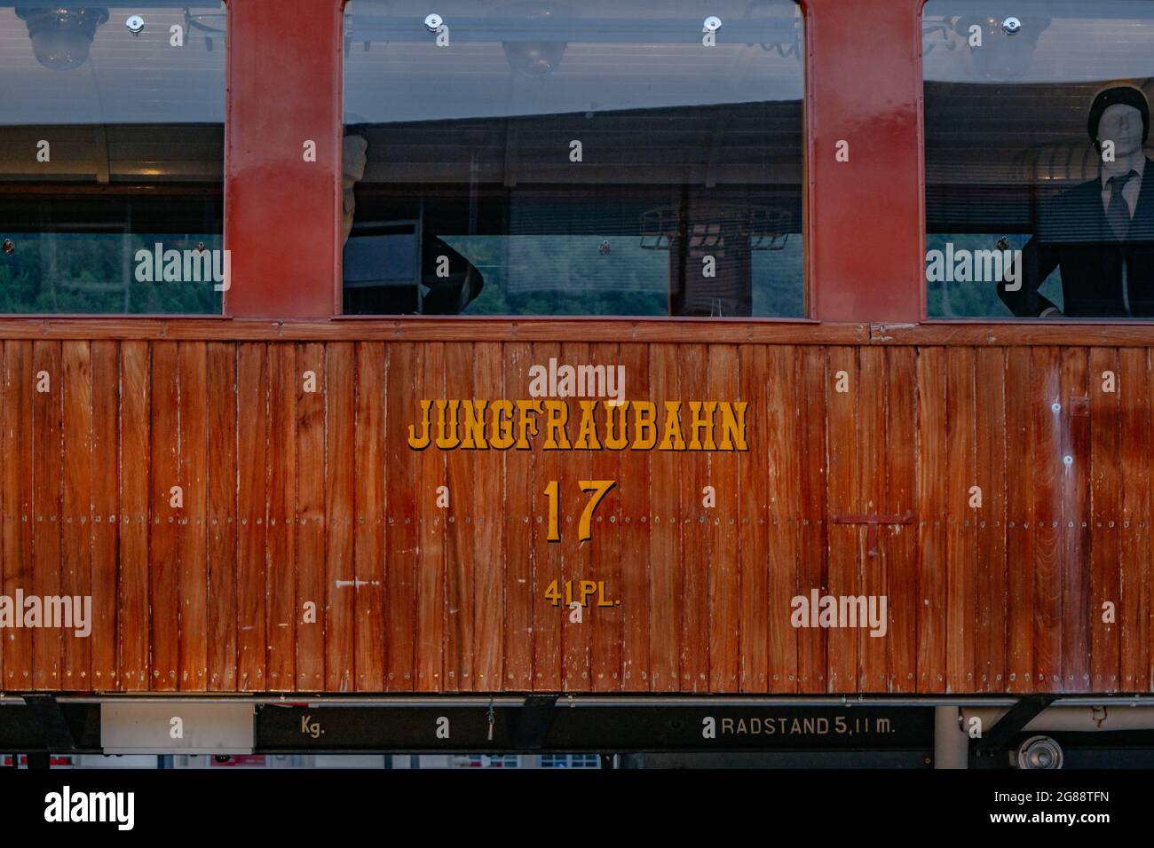 Vintage Jungfraubanh-Zugkutsche vor dem Bahnhof Interlaken Ost (Interlaken Zollhaus) - Jungrau Region, Schweizer Alpen, Stockfoto