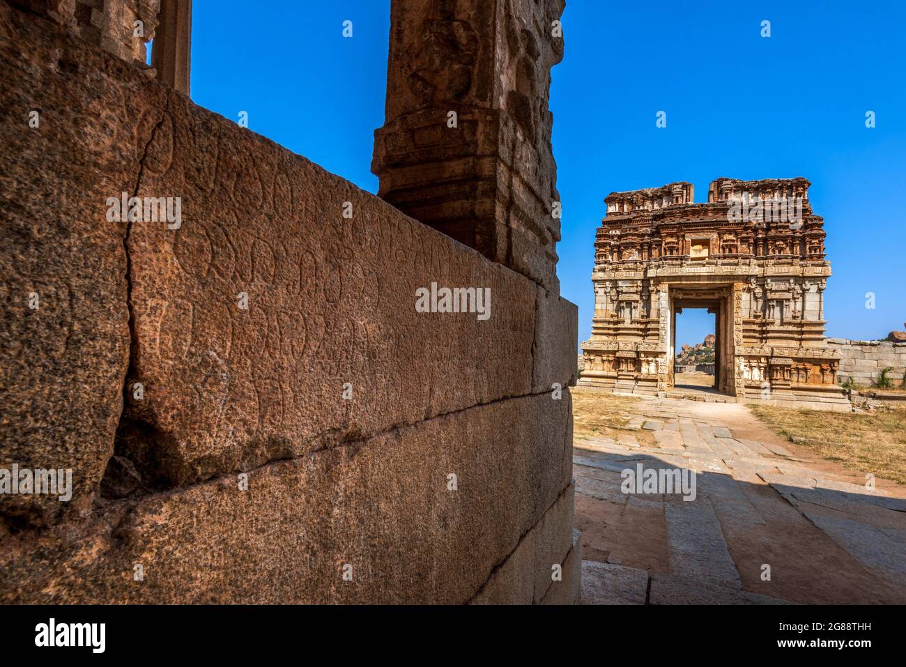 Hampi, Karnataka, Indien - 15. Januar 2020 : der Blick auf den alten Achyutaraya Tempel. Eine Gruppe von Ruinen Monumente in Hampi war das Zentrum des Hindu Vij Stockfoto