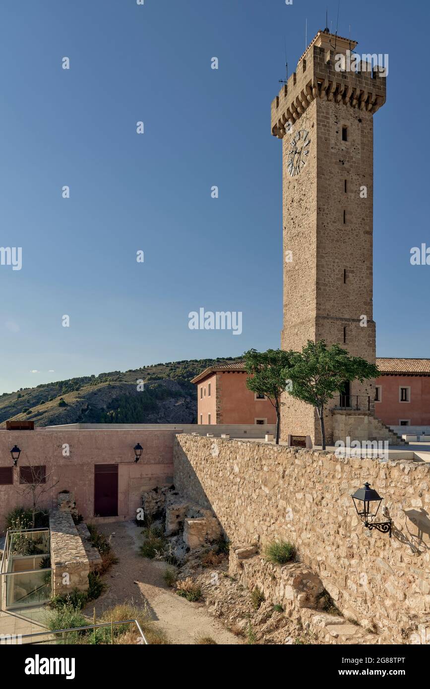 MANGANA Turm aus dem 16. Jahrhundert, genannt 'Torre de las horas', Lokaluhr auf dem MANGANA Platz der Stadt Cuenca, Kastilien la Mancha, Spanien. Stockfoto