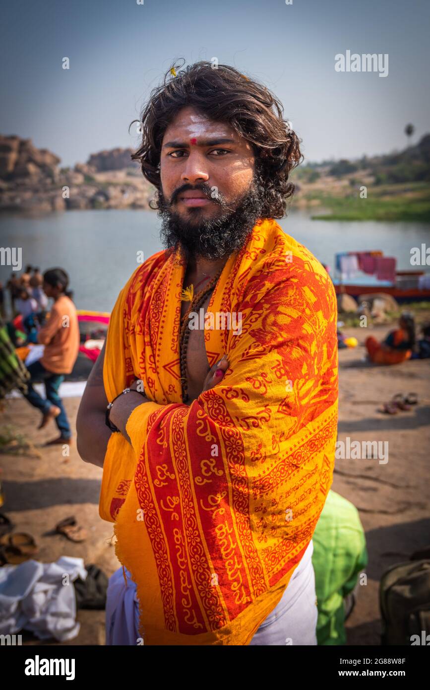 Hampi, Karnataka, Indien - 10. Januar 2020 : Lokale Öffentlichkeit bereitet sich nach dem Baden im Tungabhadra in der Stadt Hampi auf den Gottesdienst vor. Stockfoto