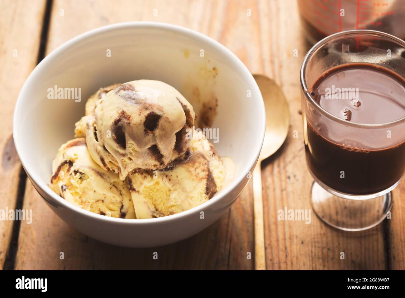 Tiramisu-Eis mit Kaffee und Schokolade Stockfoto