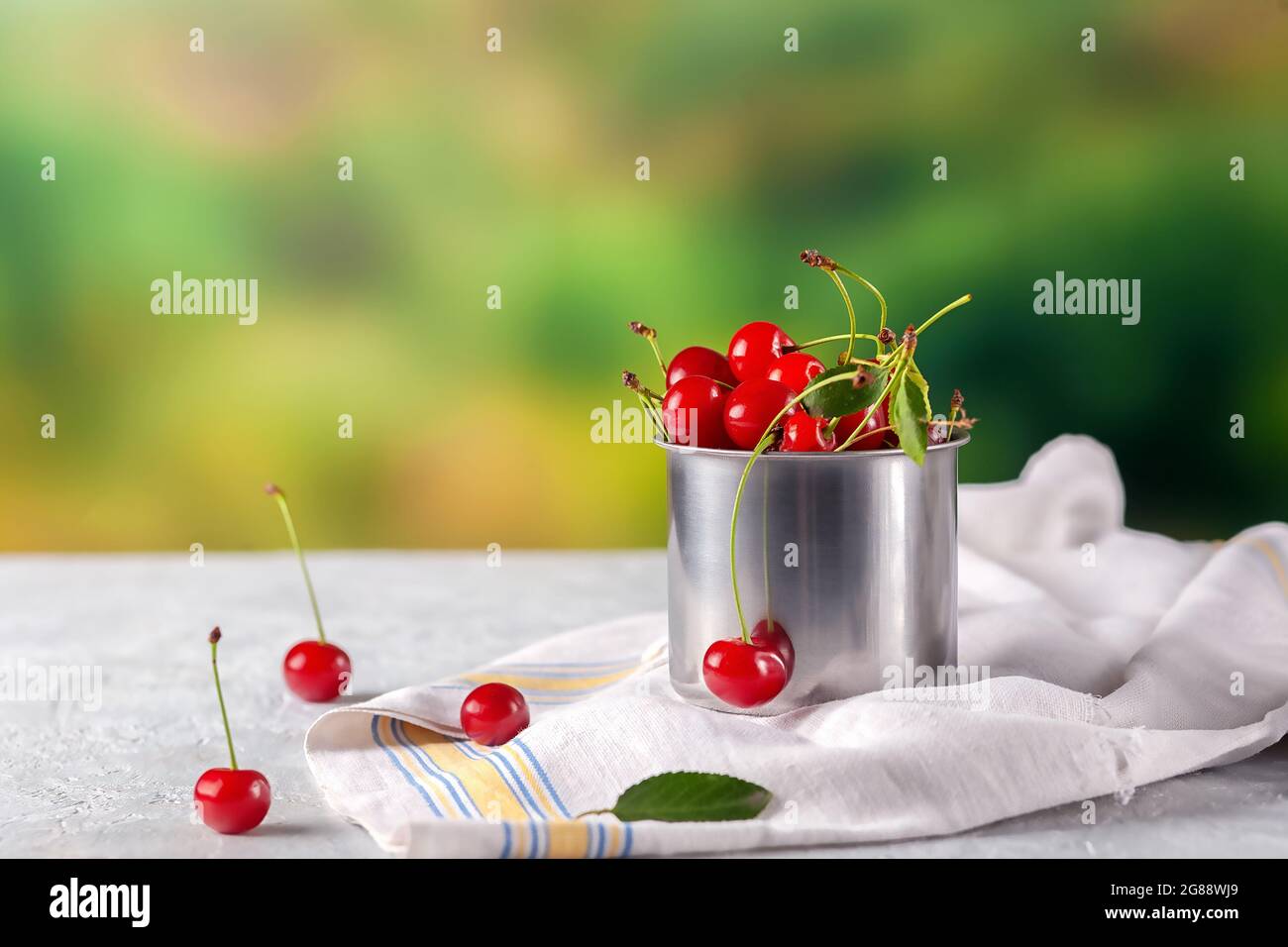 Frisch geschnittene Kirschen Beeren in einem Eisbecher im Freien Stockfoto