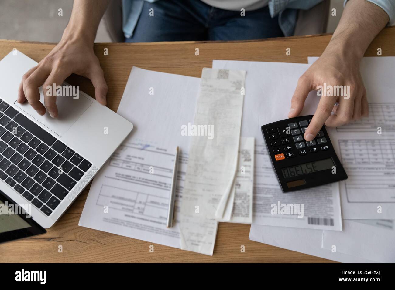 Oben oben oben Nahaufnahme junger Mann, der finanzielle Papiere macht. Stockfoto