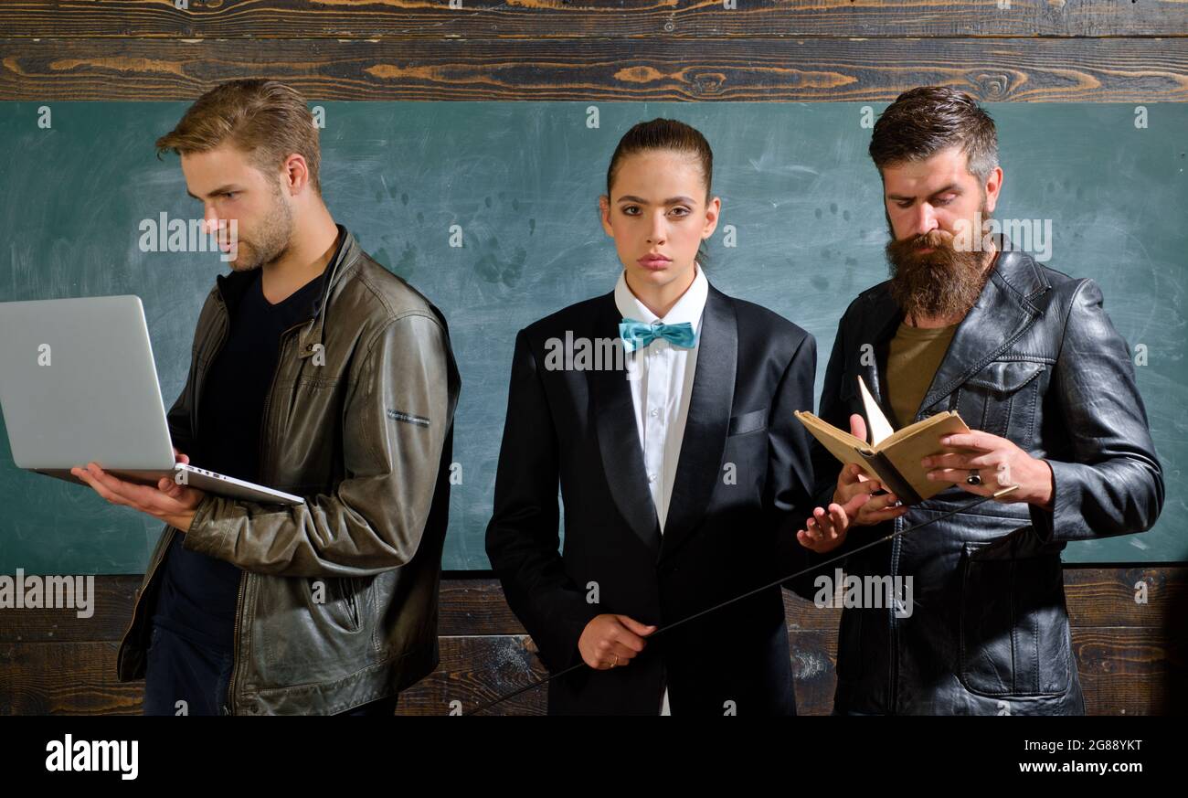 Gruppe von verschiedenen Studenten. Bildung, Sprachkurse, Englisch lernen und Schüler austauschen. Junge lächelnde Menschen in der College-Schule. Stockfoto