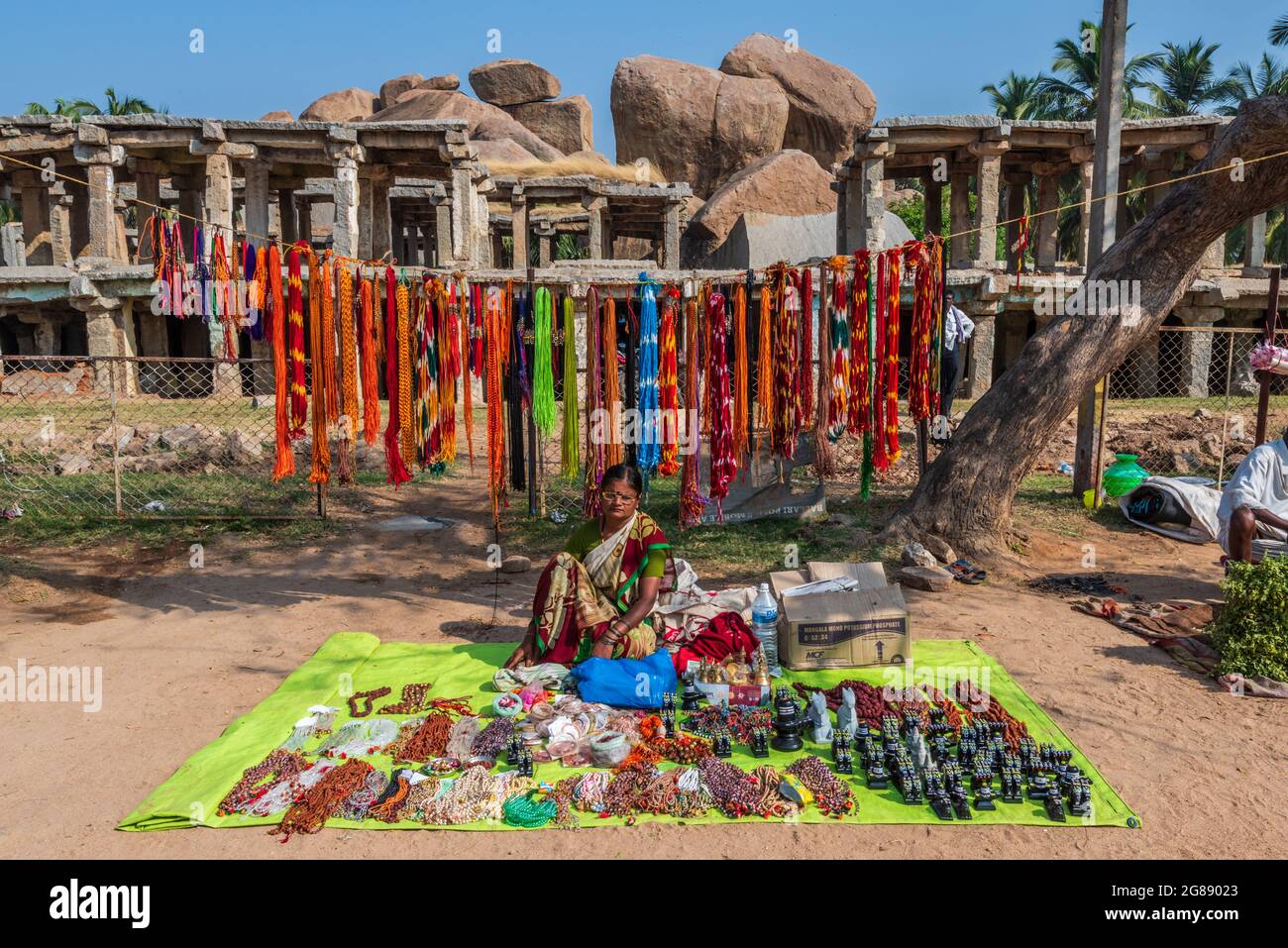 HAMPI, KARNATAKA, INDIEN - 12. JANUAR 2020: Lokale Marktgeschäfte vor dem alten Hampi Bazaar. Hampi, Karnataka, Indien. Stockfoto