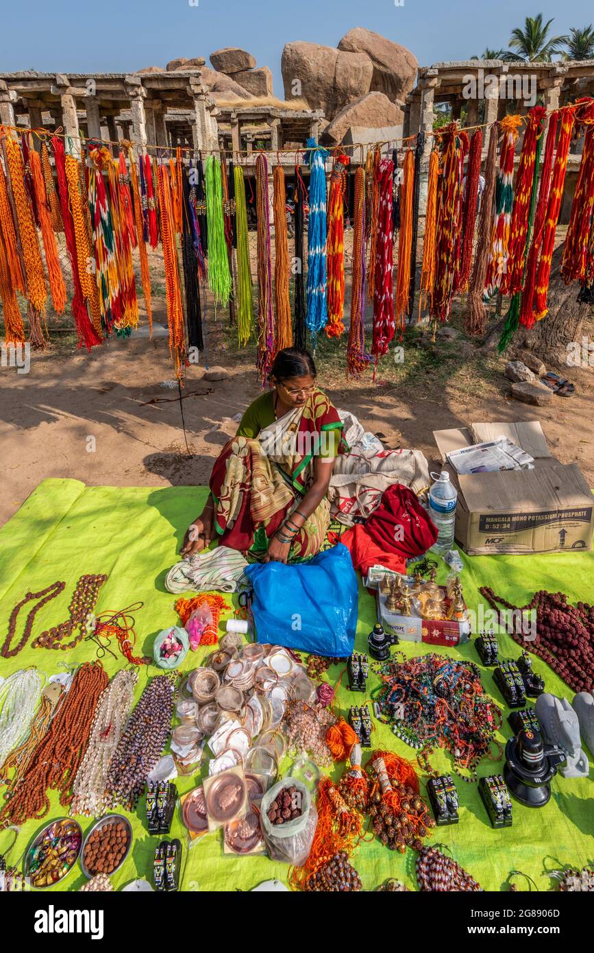 HAMPI, KARNATAKA, INDIEN - 12. JANUAR 2020: Lokale Marktgeschäfte vor dem alten Hampi Bazaar. Hampi, Karnataka, Indien. Stockfoto