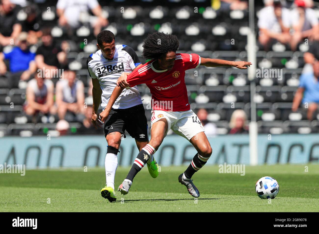 Tahith Chong #44 von Manchester United und Ravel Morrison #29 von Derby County fordern den Ball in Derby, Großbritannien am 7/18/2021. (Foto von Conor Molloy/News Images/Sipa USA) Stockfoto