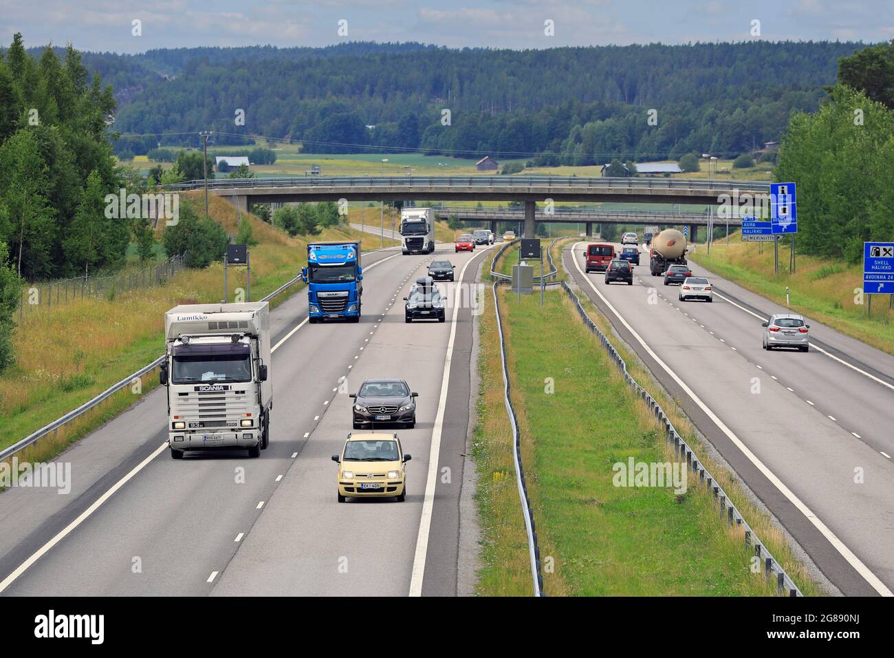 Autobahnverkehr mit Lkw und Pkw an einem sonnigen Sommernachmittag. Finnische Nationalstraße 1, E18, Salo, Finnland. 9. Juli 2021. Stockfoto