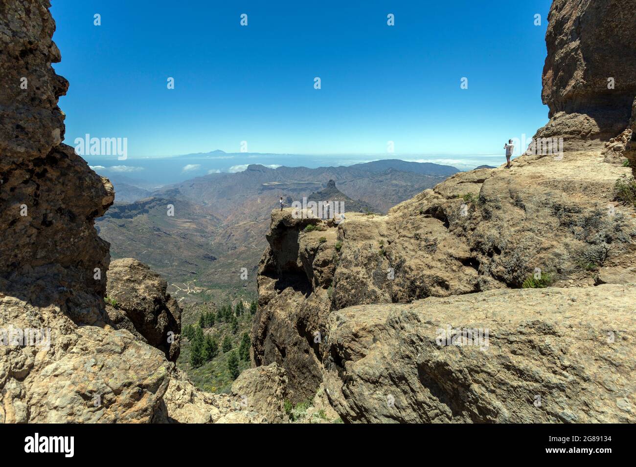Roque Bentayga auf Gran Canaria Blick von den Felsen des Roque Nublo (Felsen in den Wolken). Stockfoto