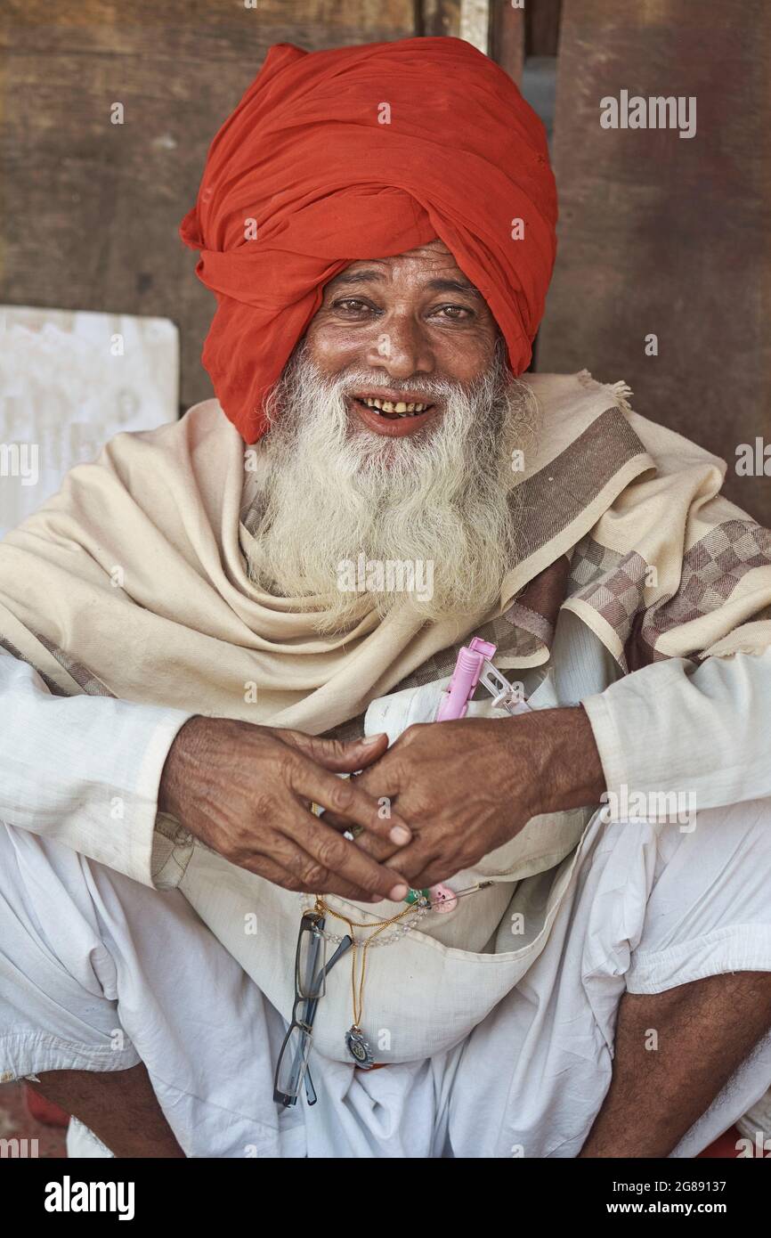 Ein farbenfroher Charakter, ein wandernder Sadhu (heiliger Hindu-Mann), der einen roten Turban trägt; Mumbai, Maharashtra, Indien Stockfoto