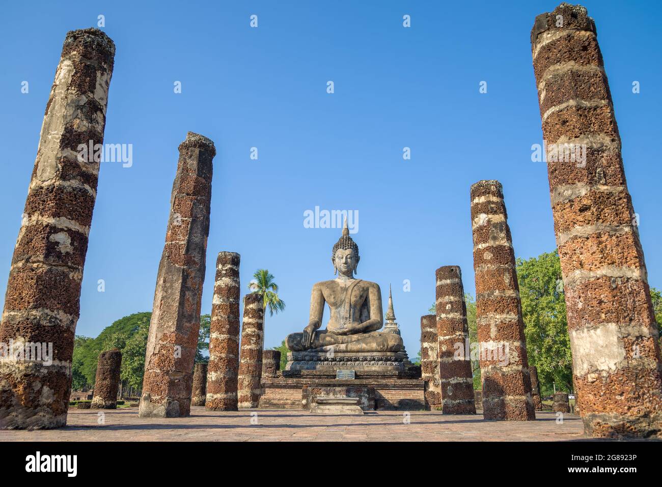 Auf den alten Ruinen des buddhistischen Tempels von Wat Chana Songkram an einem sonnigen Tag. Sukhotai, Thailand Stockfoto