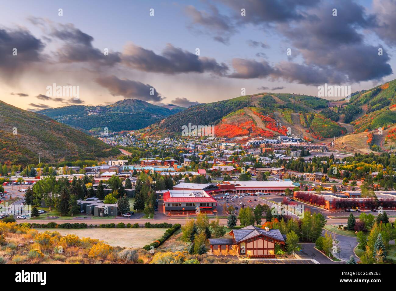 Park City, Utah, USA downtown im Herbst in der Abenddämmerung. Stockfoto